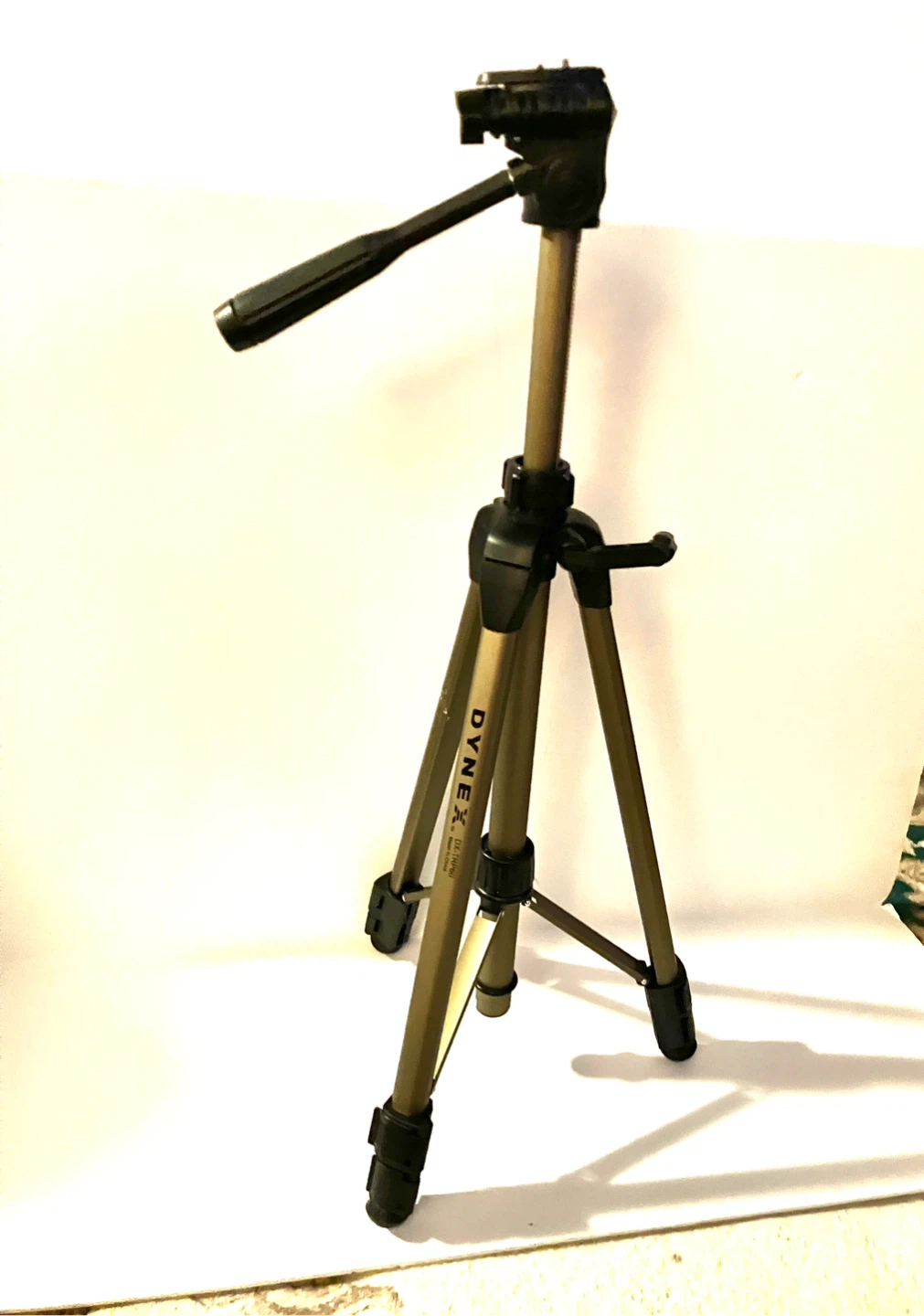 DYNEX DX-TRP60 Tripod new no box