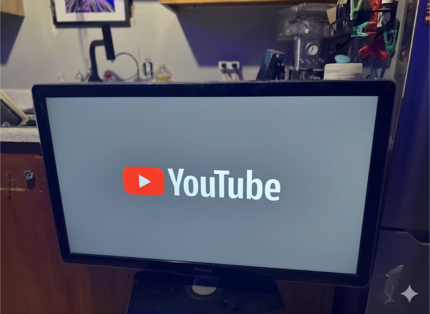📺 24 ” LED TV with Roku Android Box – For Sale