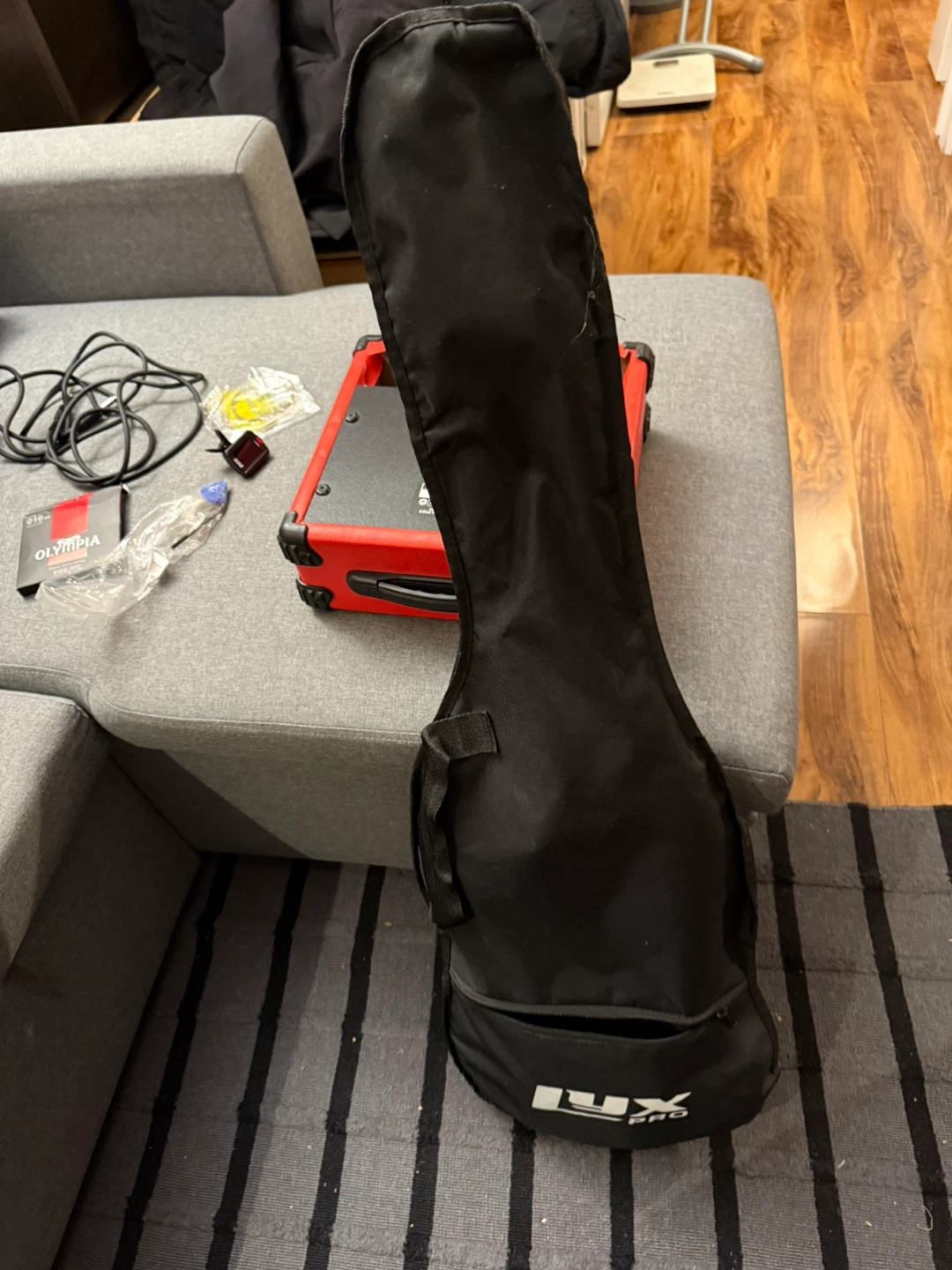Lux Pro Electric Guitar & AGL-20 Amp - photo 2