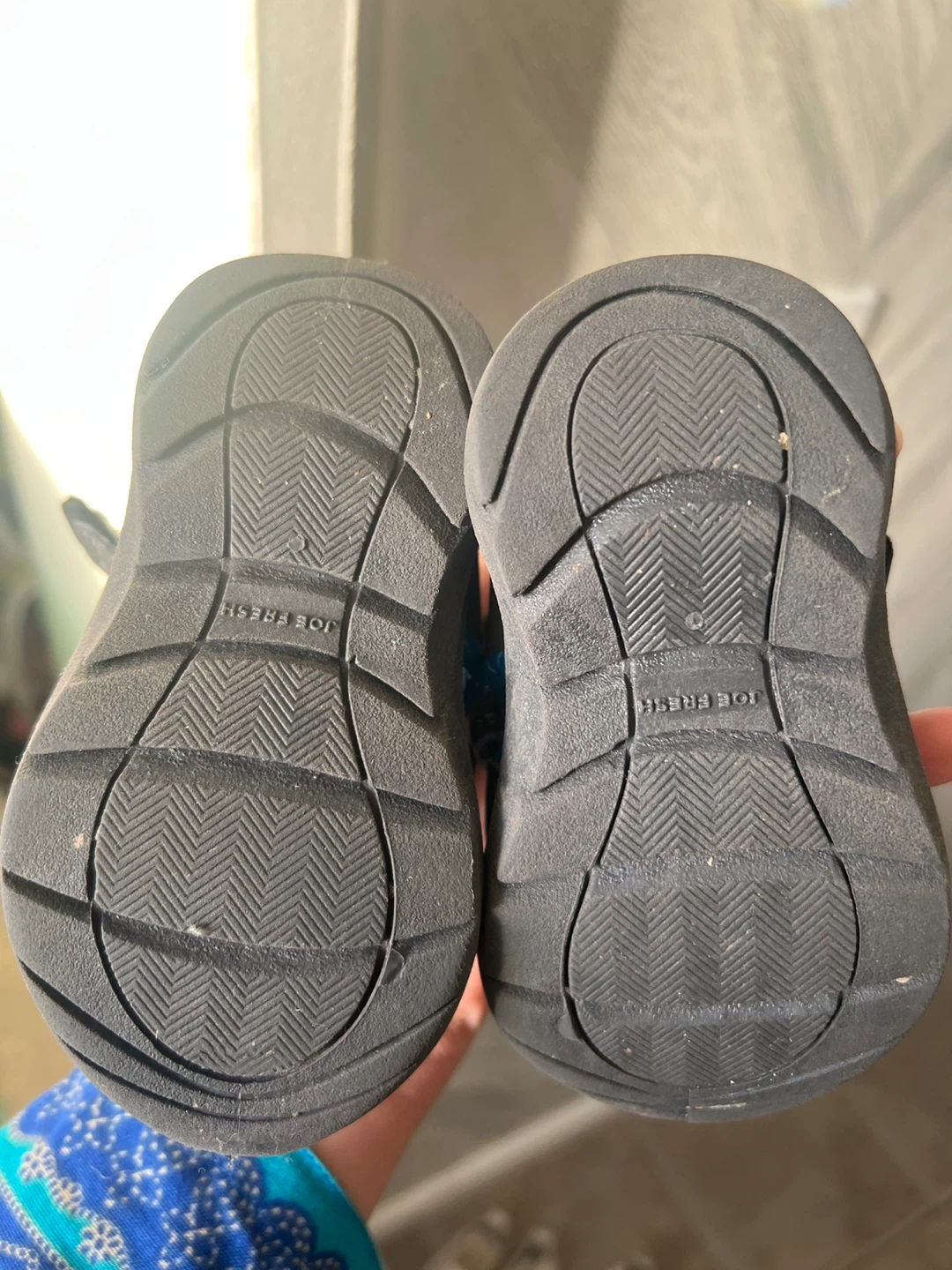 Skechers e-lights & Joe Fresh sandals - photo 3