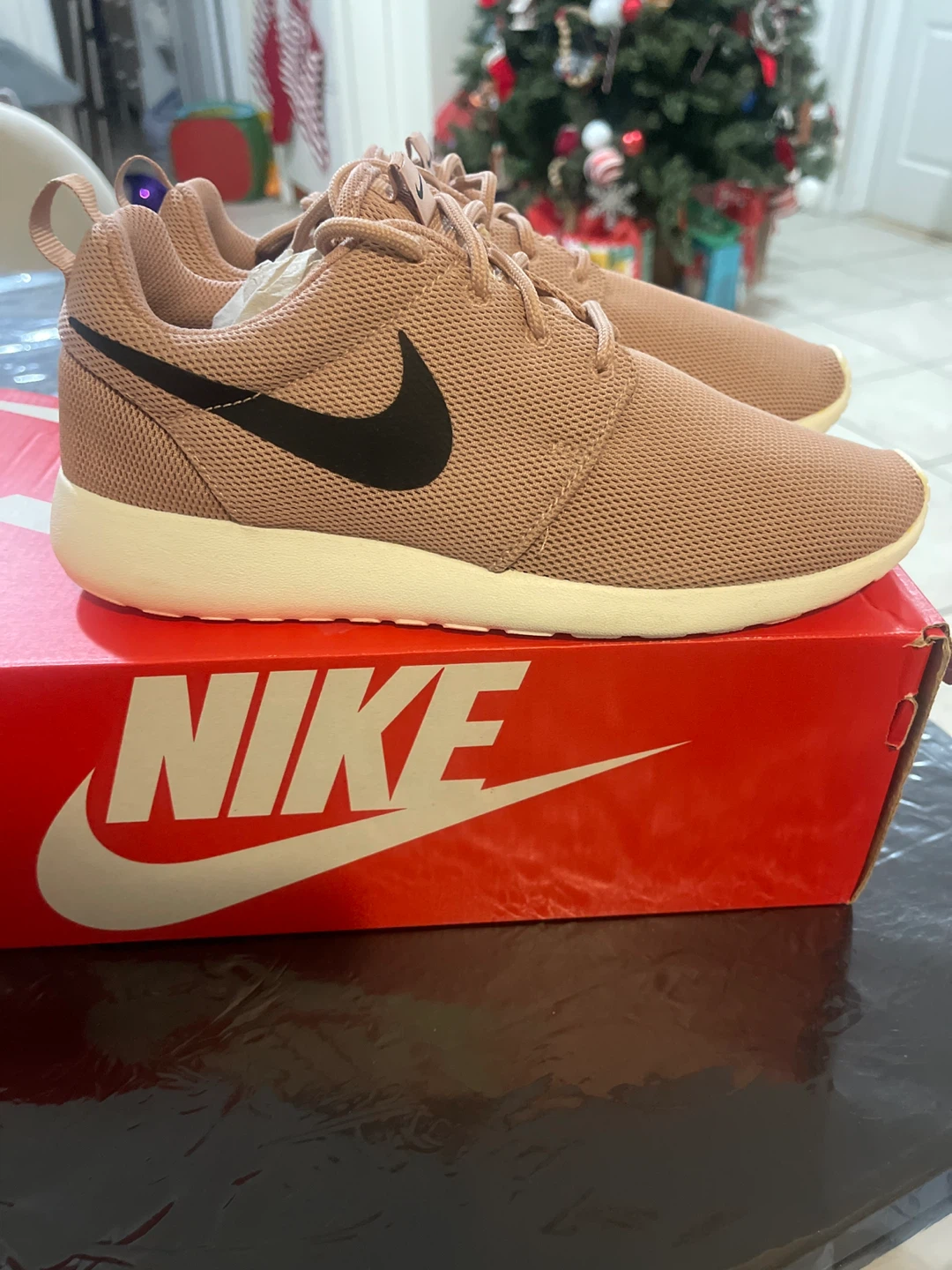 Nike Roshe One Women's Size 7 with Box - photo 2