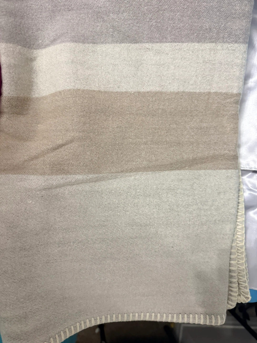 Guess Striped Throw Blanket - Beige/White - photo 5