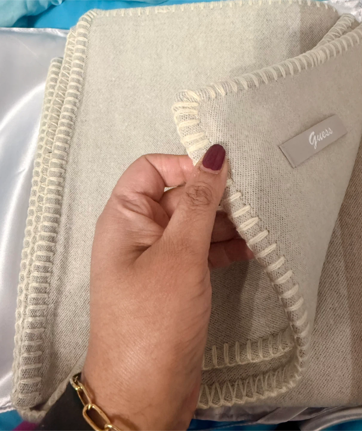 Guess Striped Throw Blanket - Beige/White