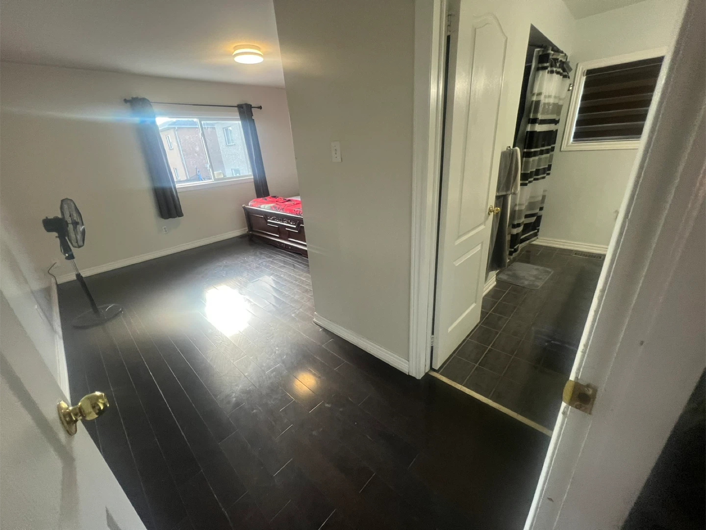Room with private washroom - photo 2