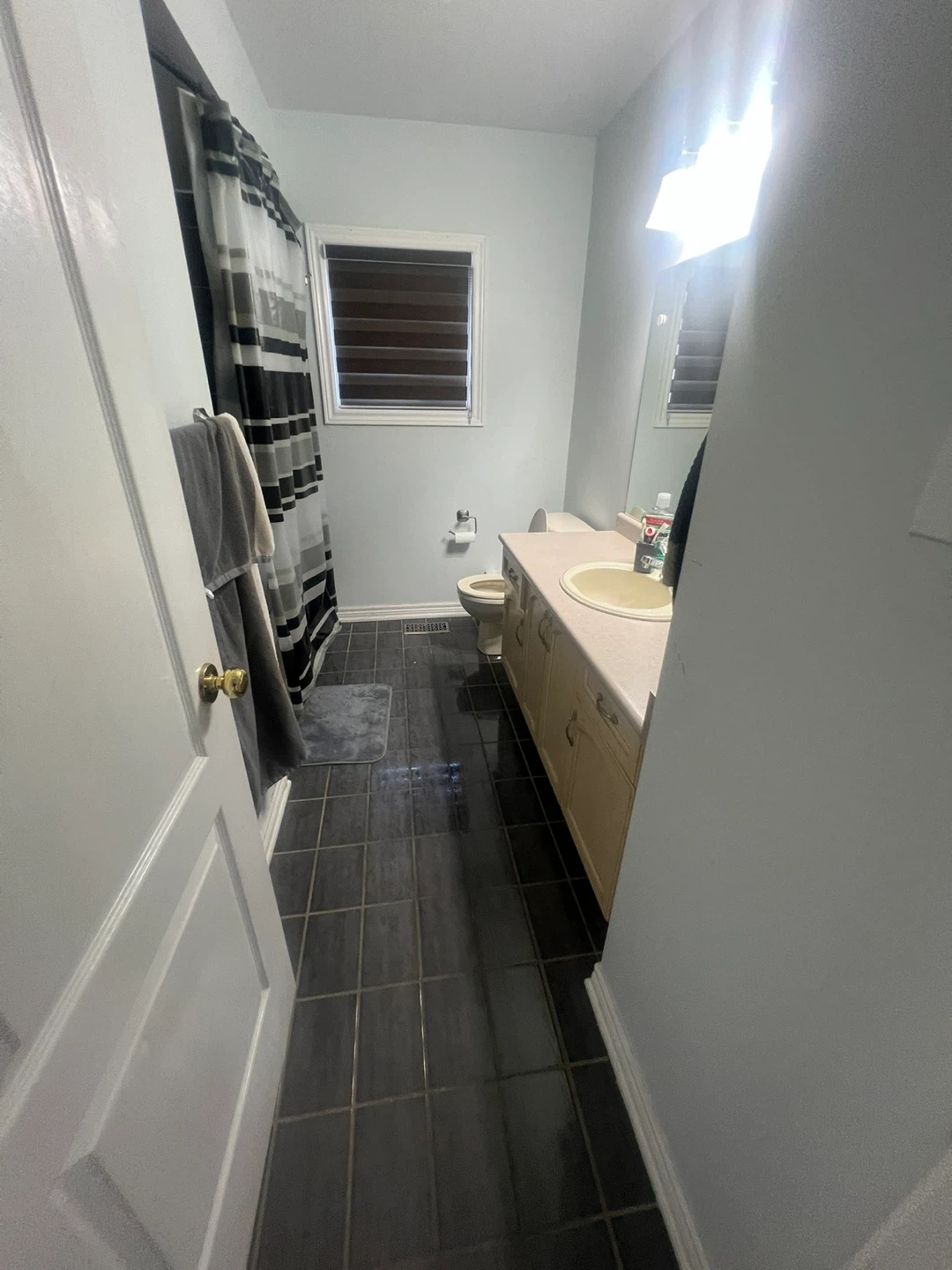 Room with private washroom - photo 4