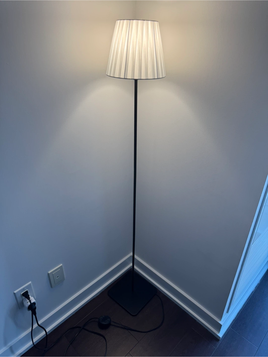 Floor lamp with RGB bulb