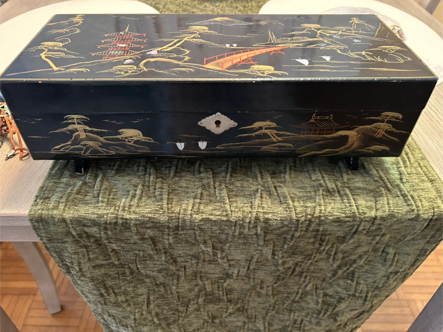 Vintage Lacquered Jewelry Box - photo 3