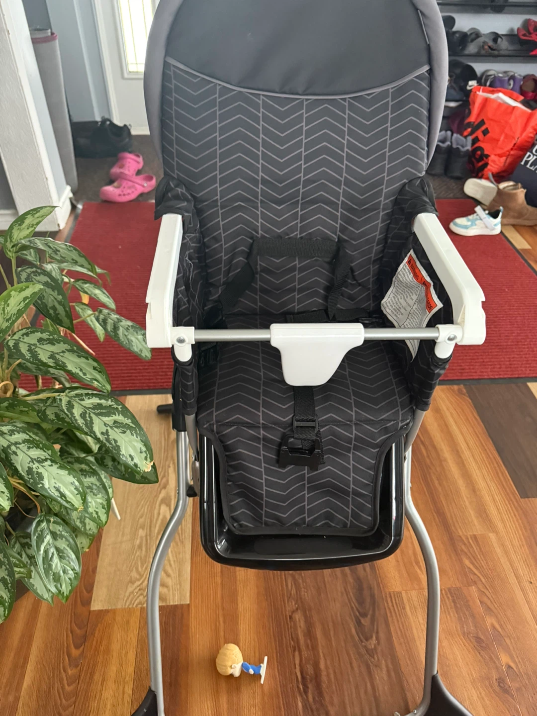 New Cosco High Chair - lightly Used! - photo 4