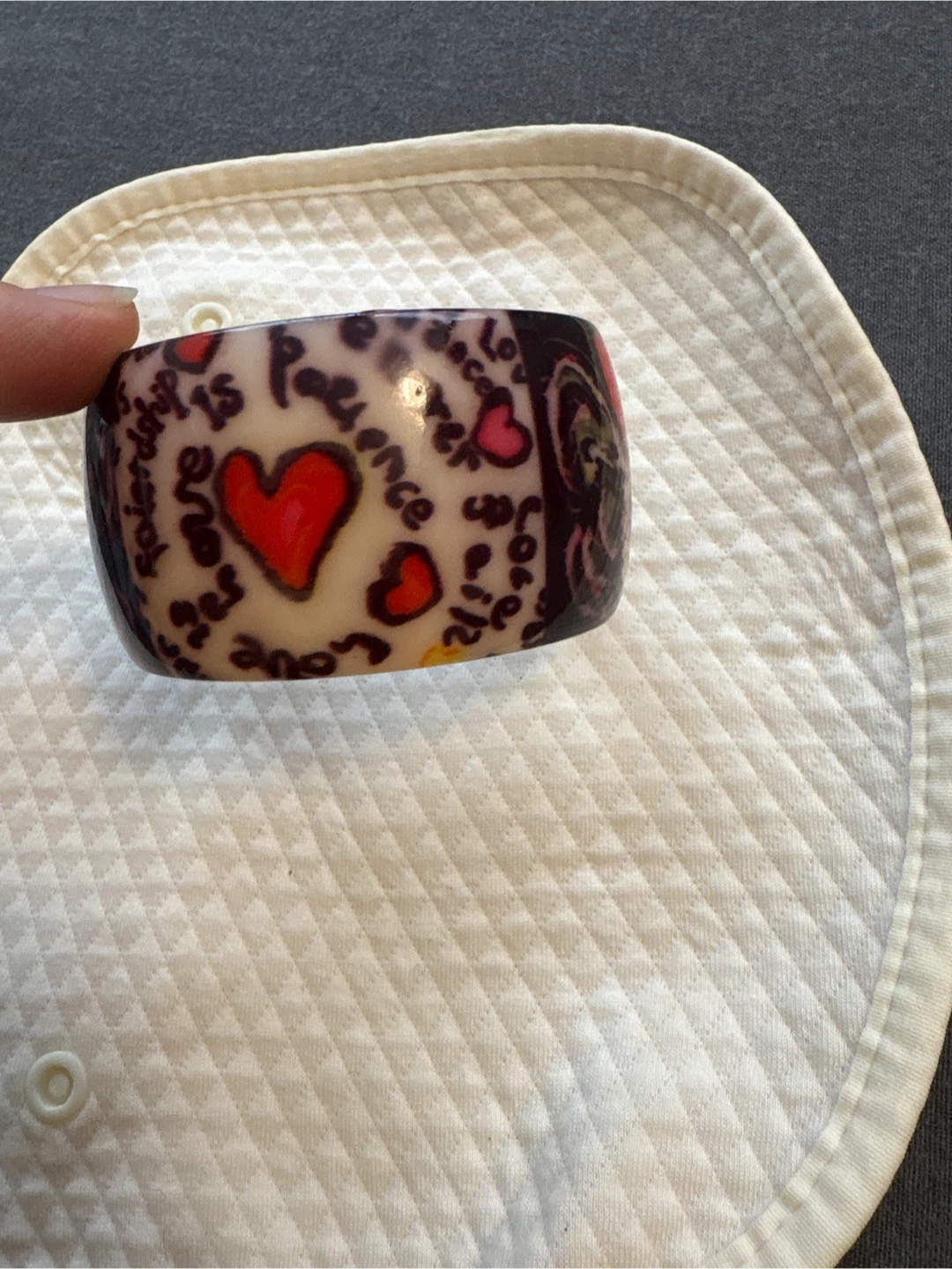 Resin Bangle Bracelet with Hearts - photo 2