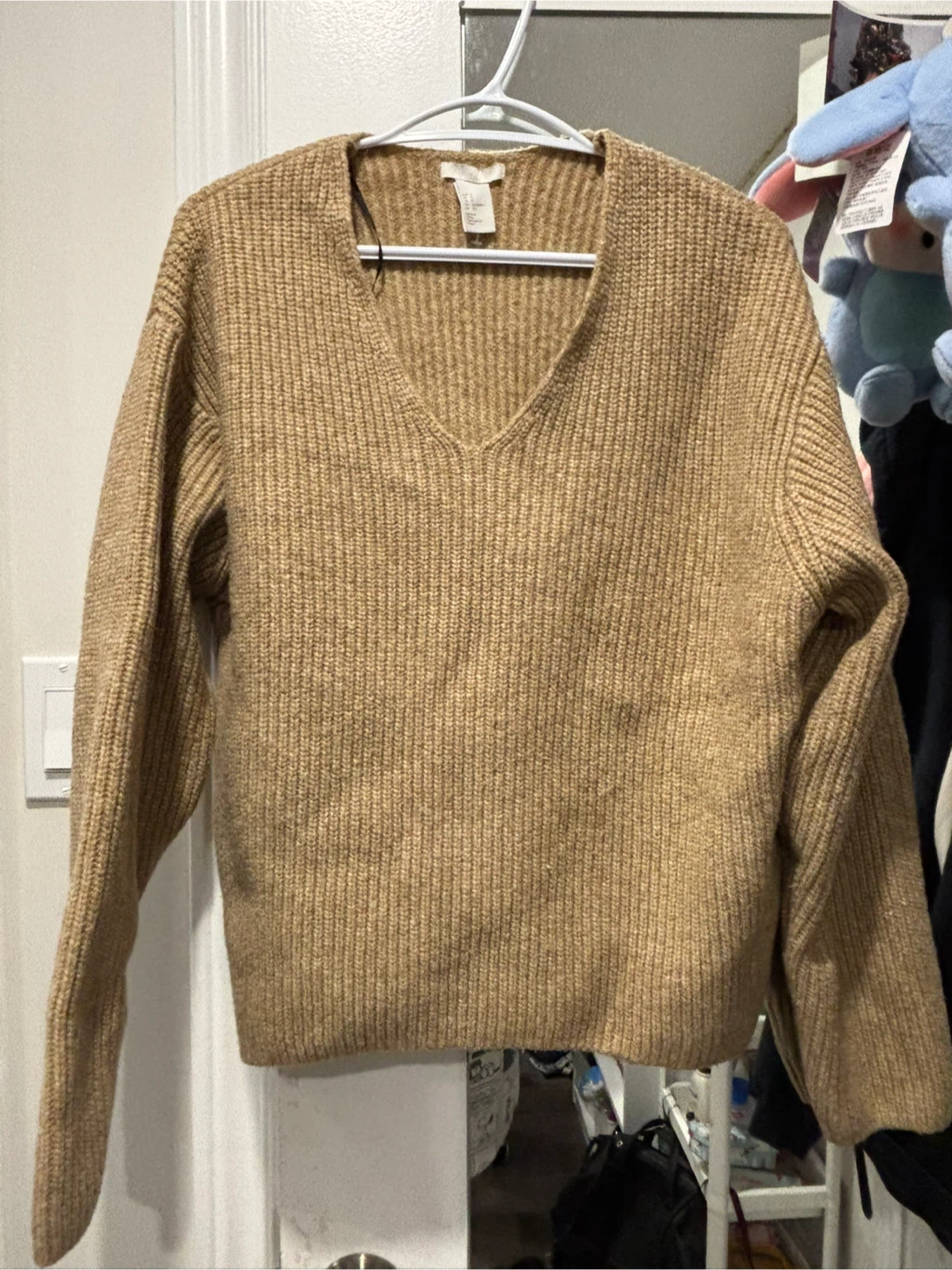 H&M Beige Knit V-Neck Sweater - photo 2