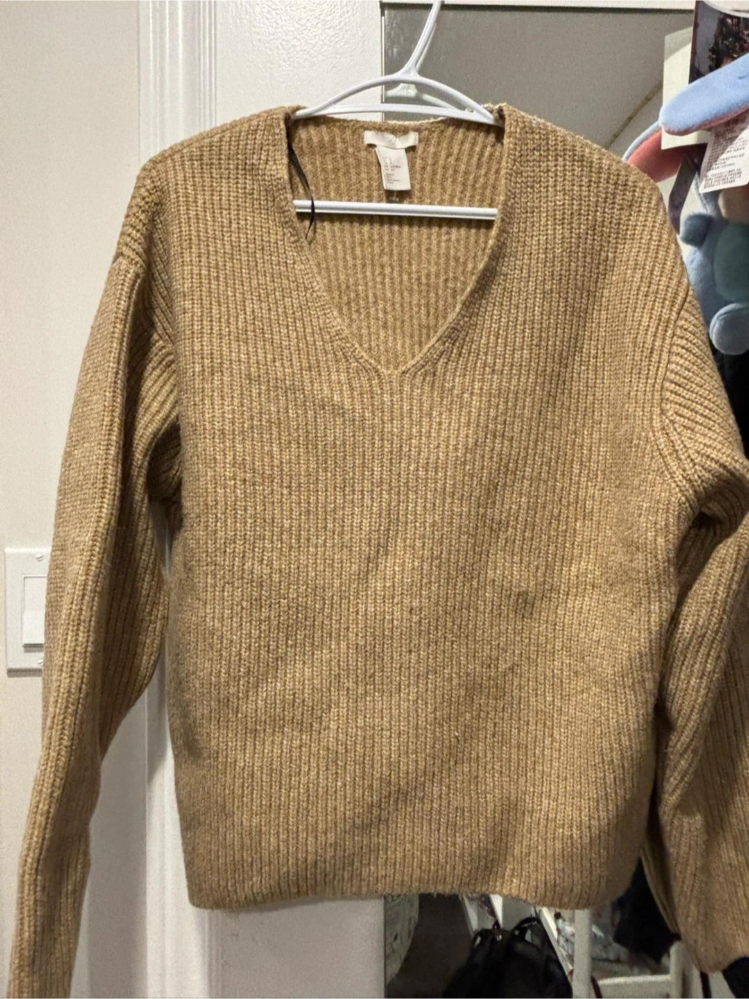 H&M Beige Knit V-Neck Sweater - photo 3