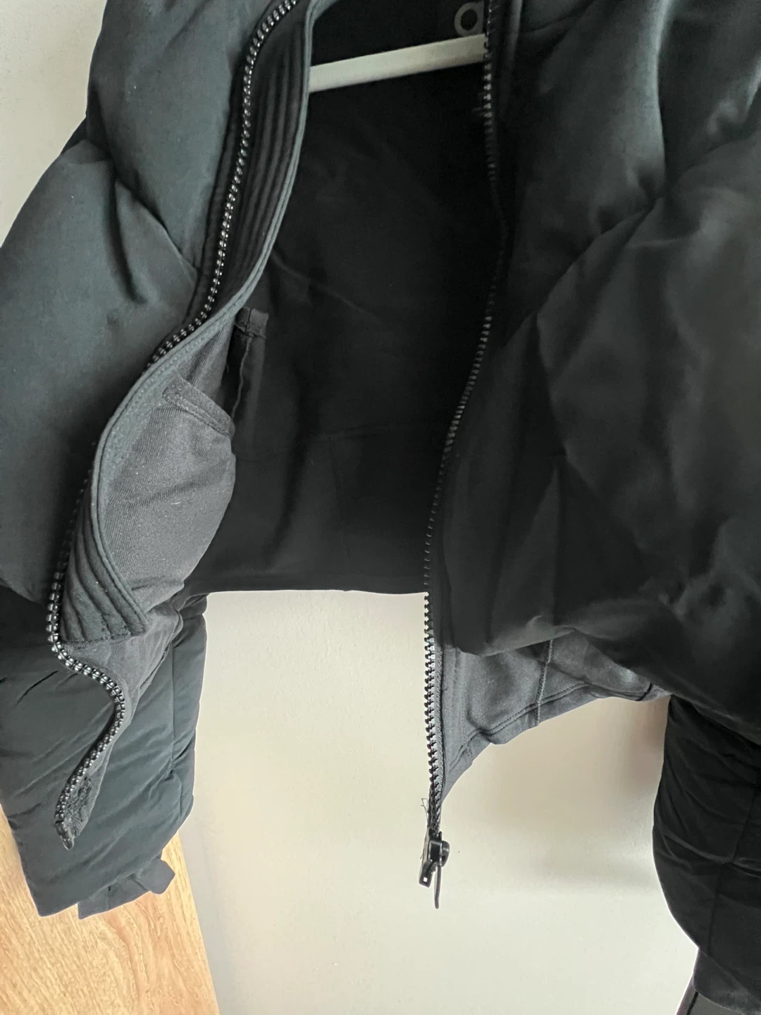 ALO Black Puffer Jacket - photo 4