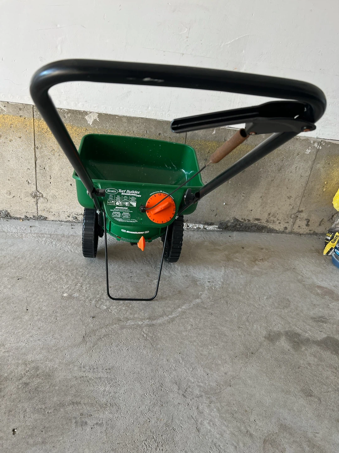 Scotts Winter Salt or Seasonal Fertilizer Spreader - photo 3