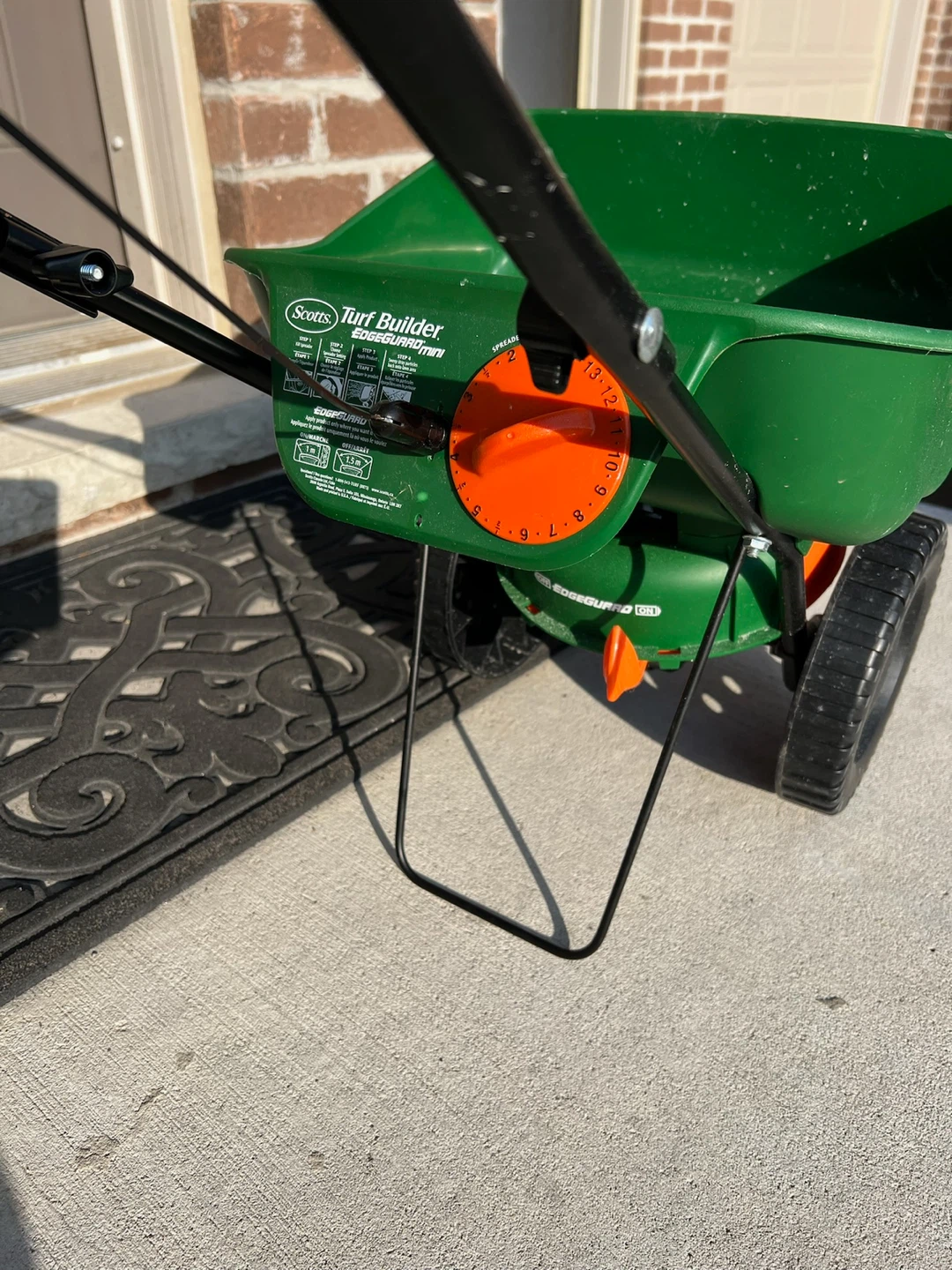 Scotts Winter Salt or Seasonal Fertilizer Spreader - photo 4