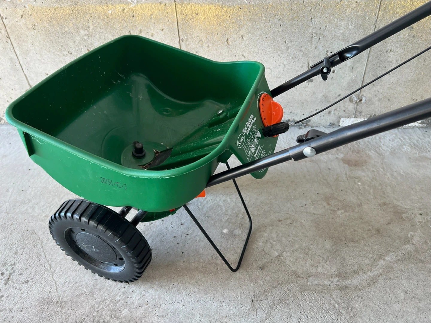 Scotts Winter Salt or Seasonal Fertilizer Spreader - photo 2