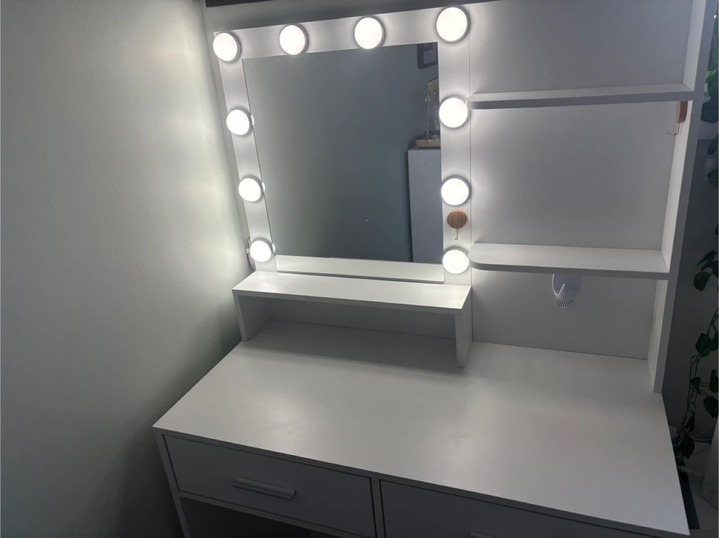 Vanity Table with Lighted Mirror - photo 2