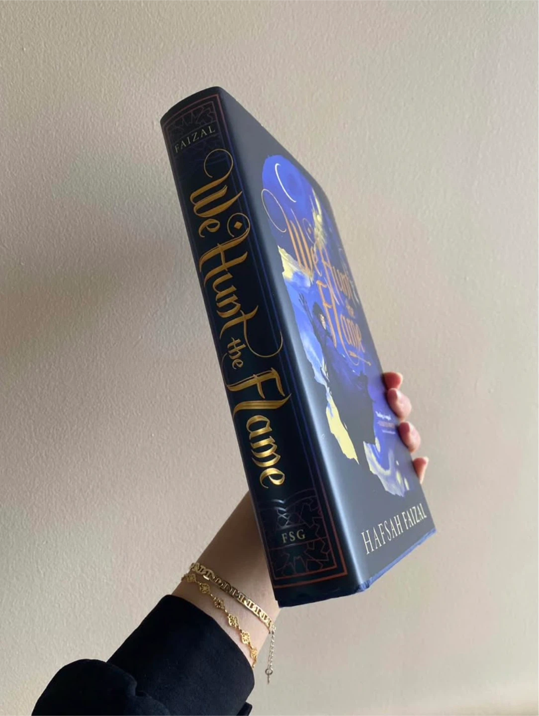 We Hunt The Flame by Hafsah Faizal (Hardcopy) - photo 2