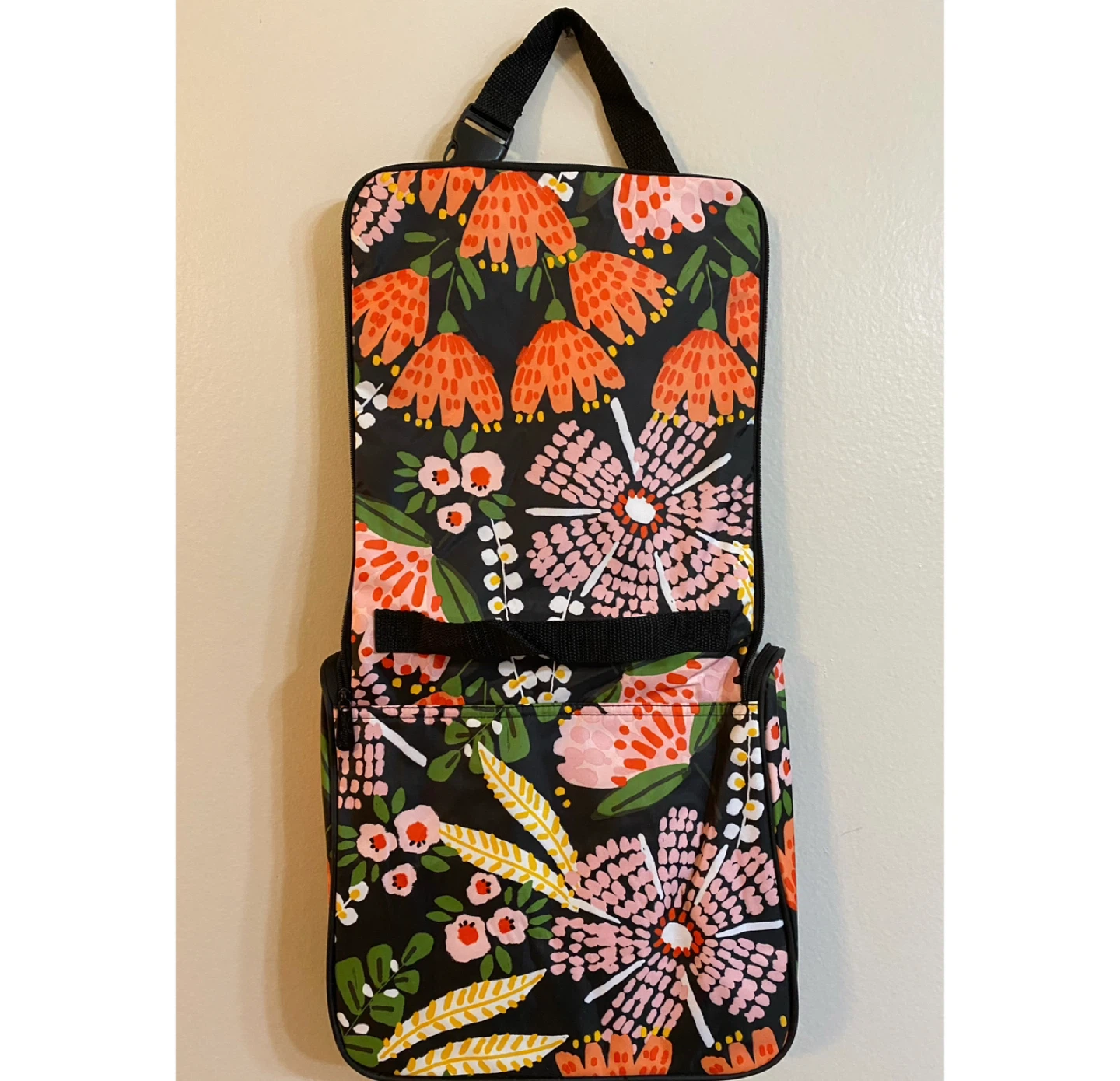 Brand new Thirty-One Island Nights Hanging Traveler Case
