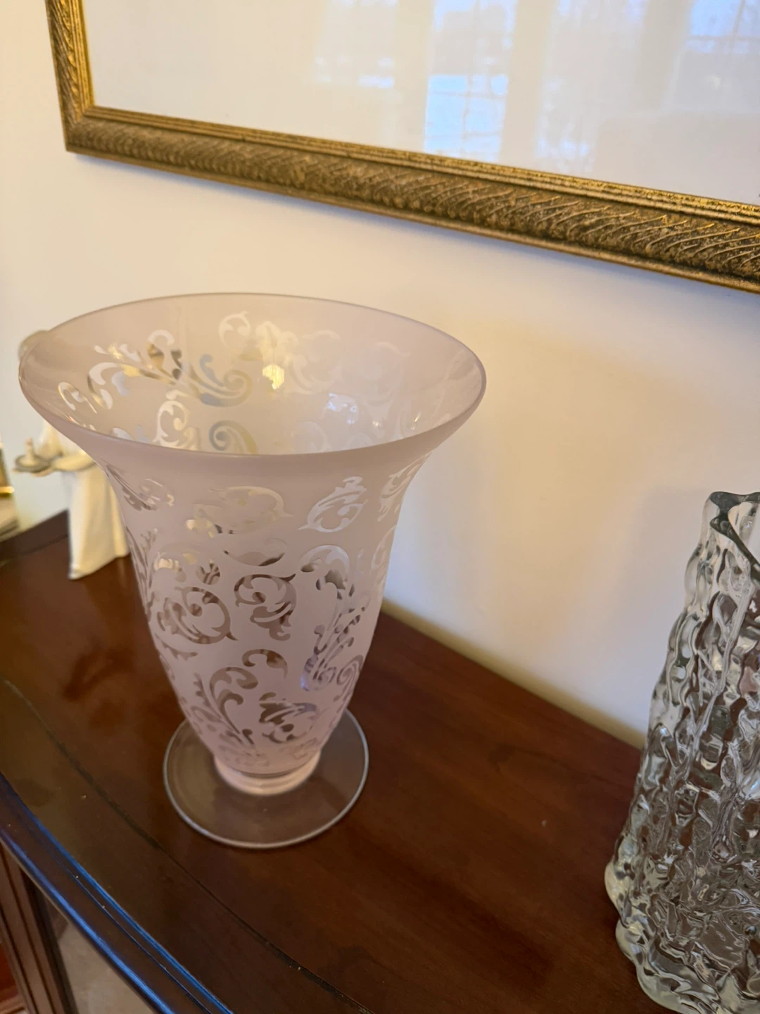 Frosted pink glass vase with design - photo 3