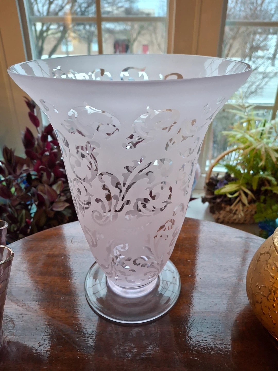Frosted pink glass vase with design - photo 4