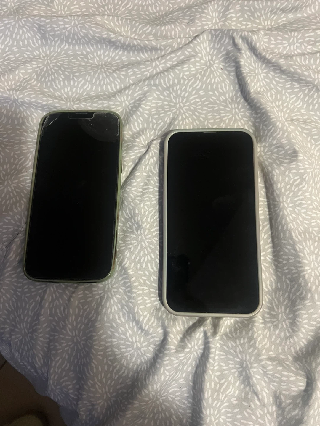 Cracked iPhone 13 Pro & iPhone 13 - photo 2