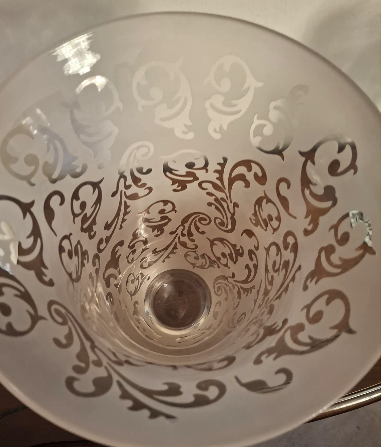 Frosted pink glass vase with design - photo 2
