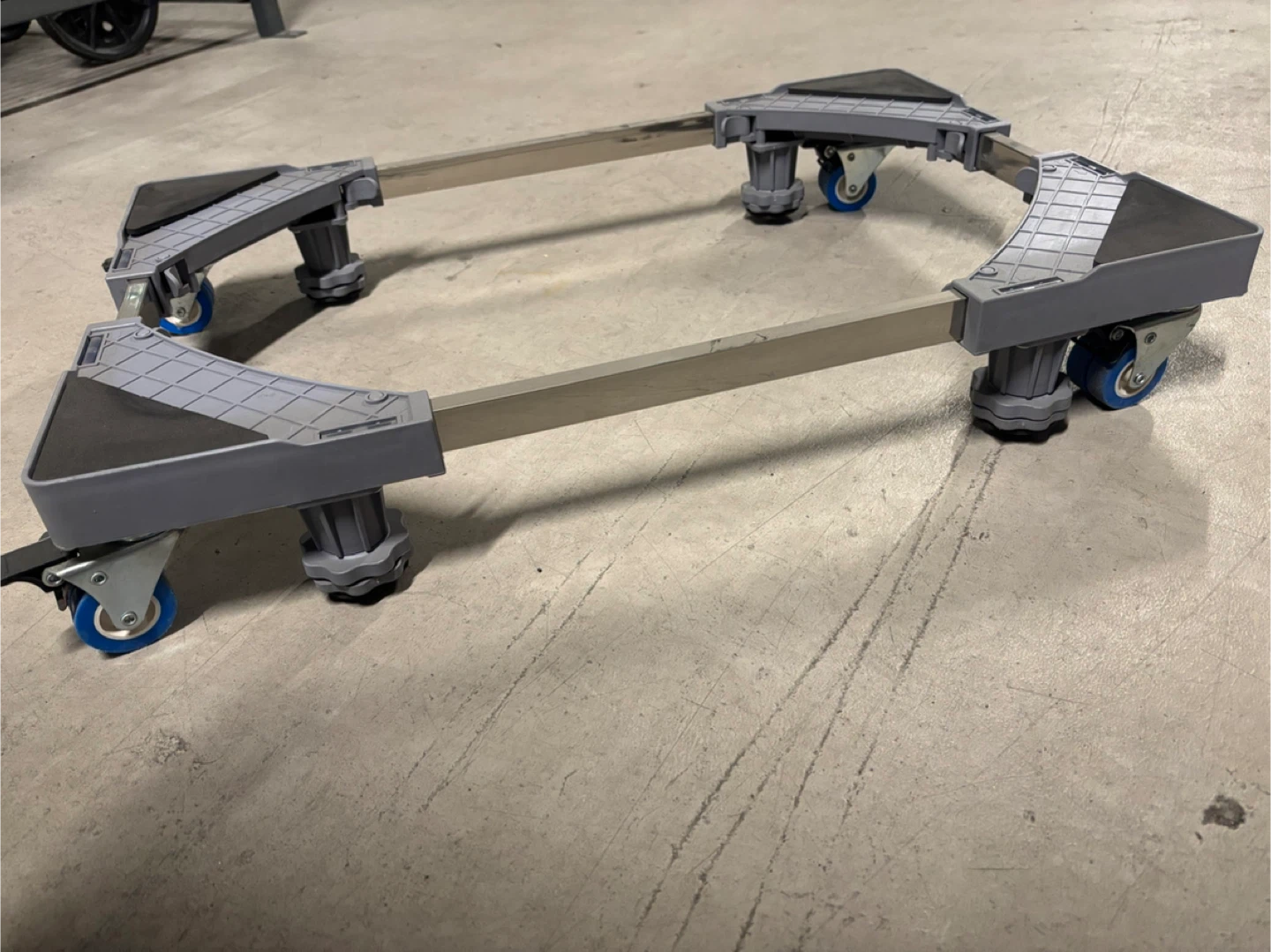 Adjustable dolly with locks - photo 2