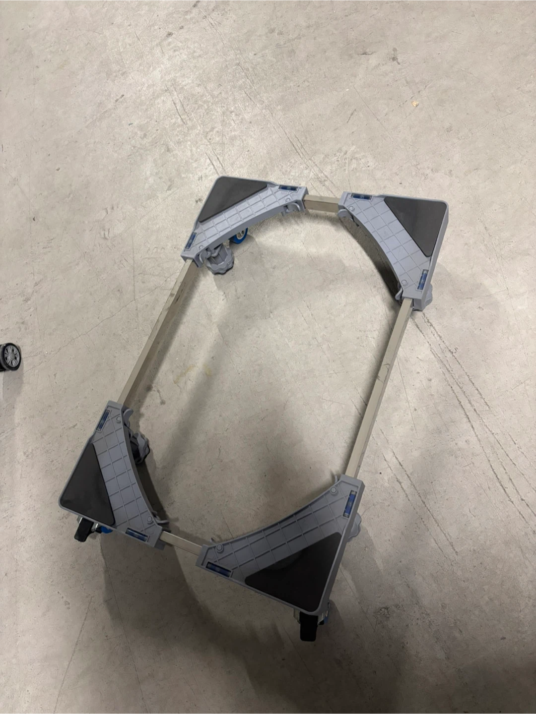 Adjustable dolly with locks