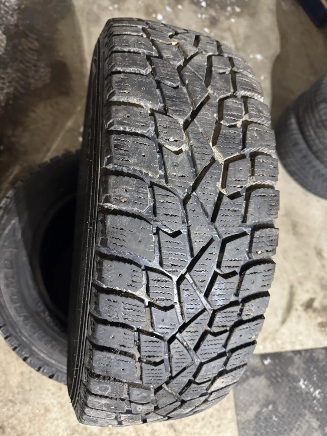 Set of 4 - Sumitomo Winter Tires 215/65R16 - photo 2