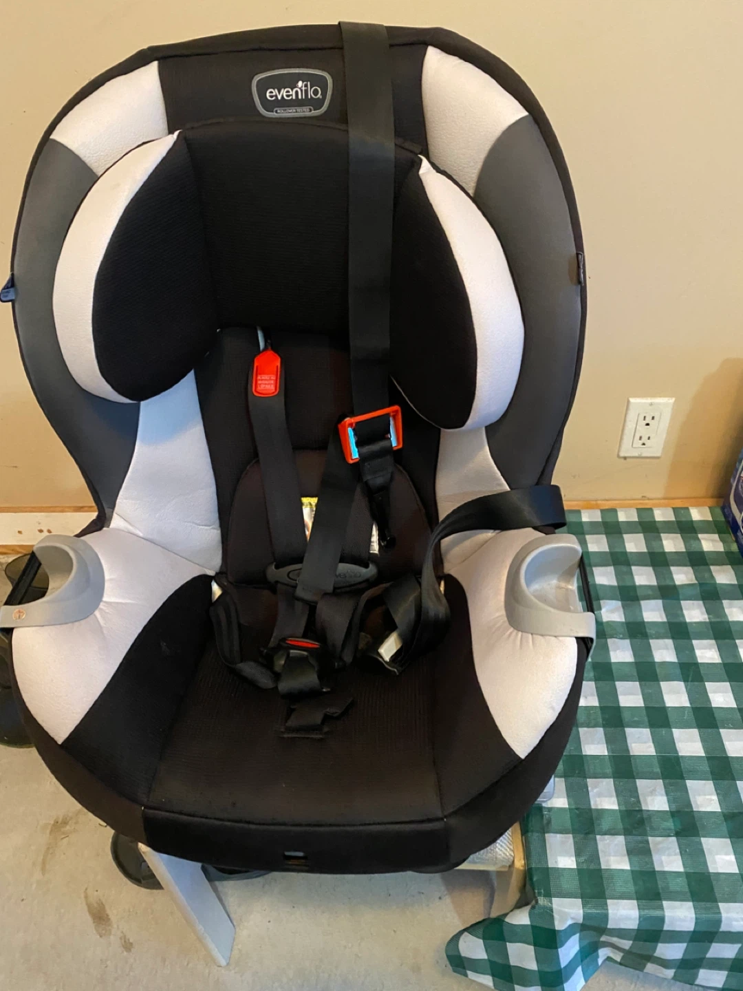 Evenflo Car Seat - Black & White - photo 2