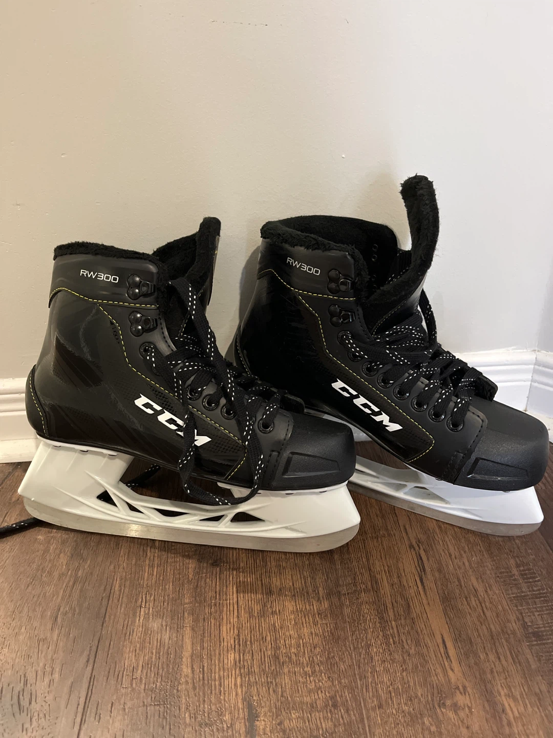 CCM RW300 Ice Skates US 8