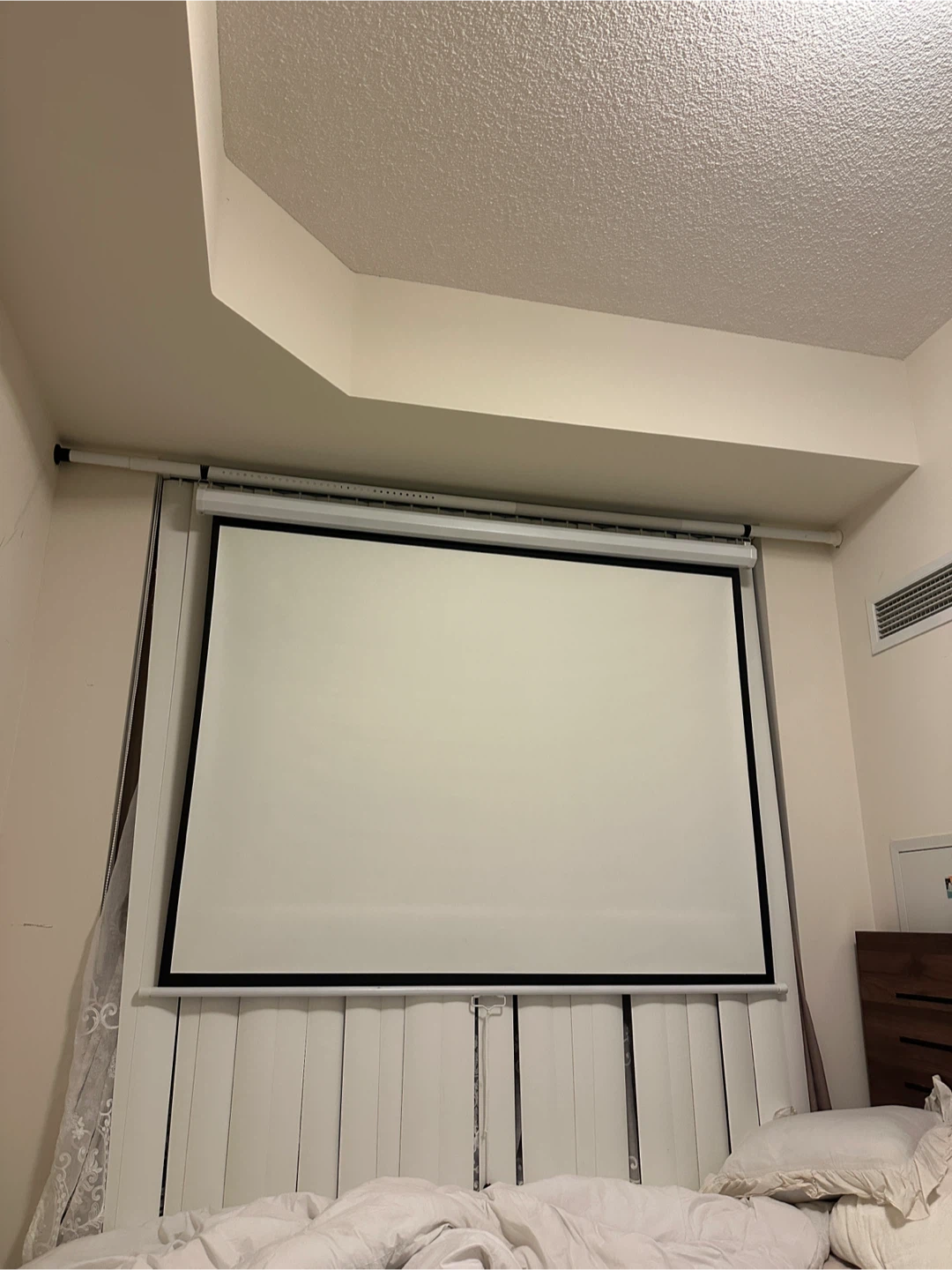 Axion A172 Digital Projector Self Lock Screen
