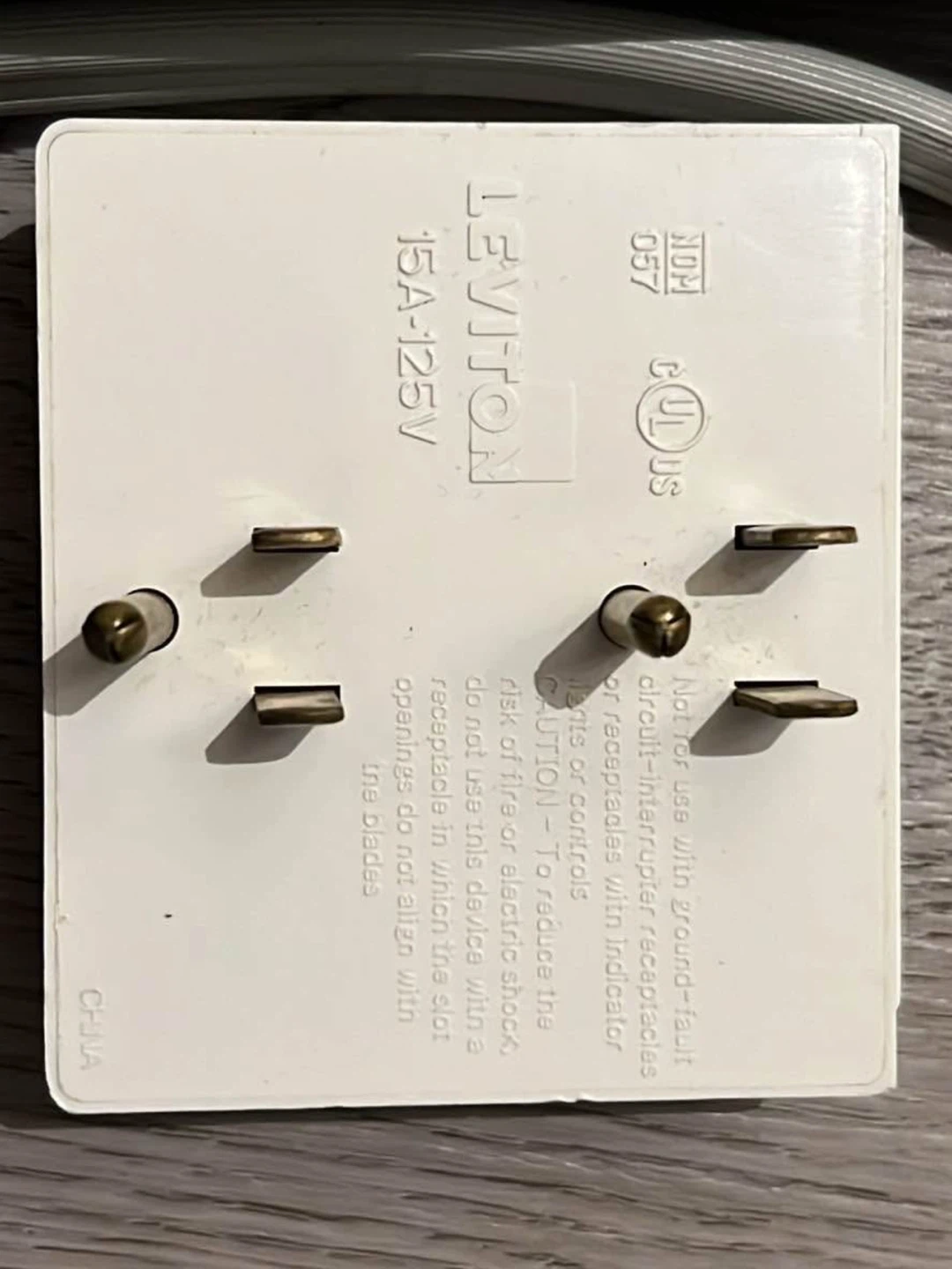 6-outlet Surge Protector Power Strip $ Leviton Plug-In Adapter - photo 4