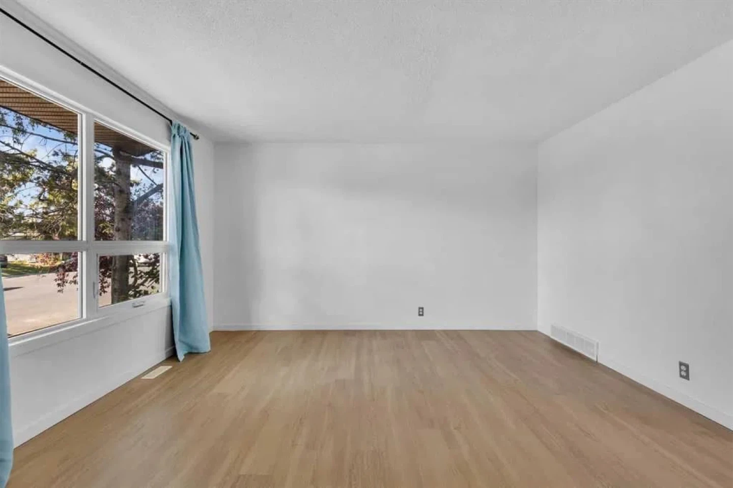 4 bedroom, 2 washroom Recently Renovated HOUSE Whitehorn NE - photo 3
