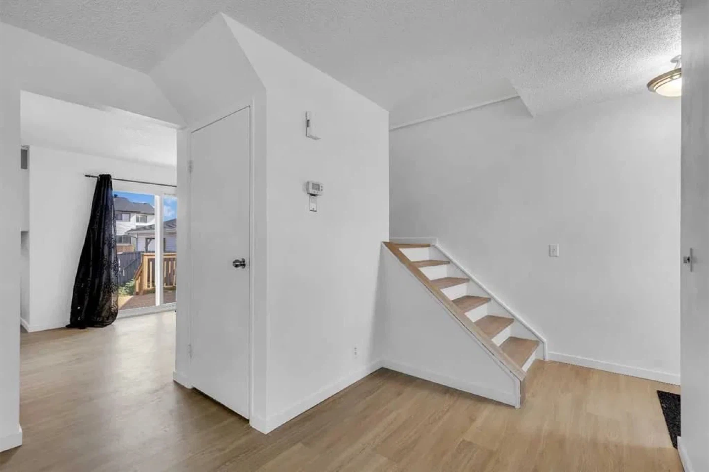 4 bedroom, 2 washroom Recently Renovated HOUSE Whitehorn NE - photo 2