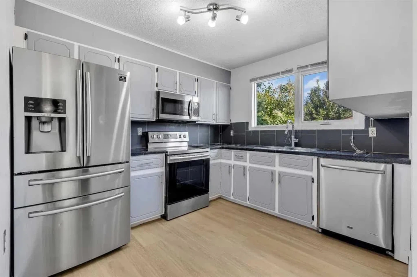 4 bedroom, 2 washroom Recently Renovated HOUSE Whitehorn NE