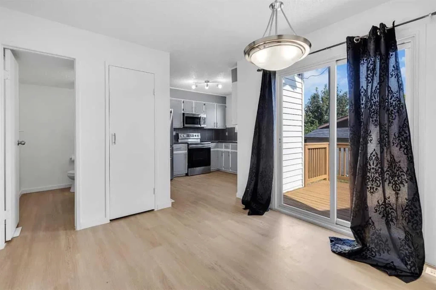 4 bedroom, 2 washroom Recently Renovated HOUSE Whitehorn NE - photo 4