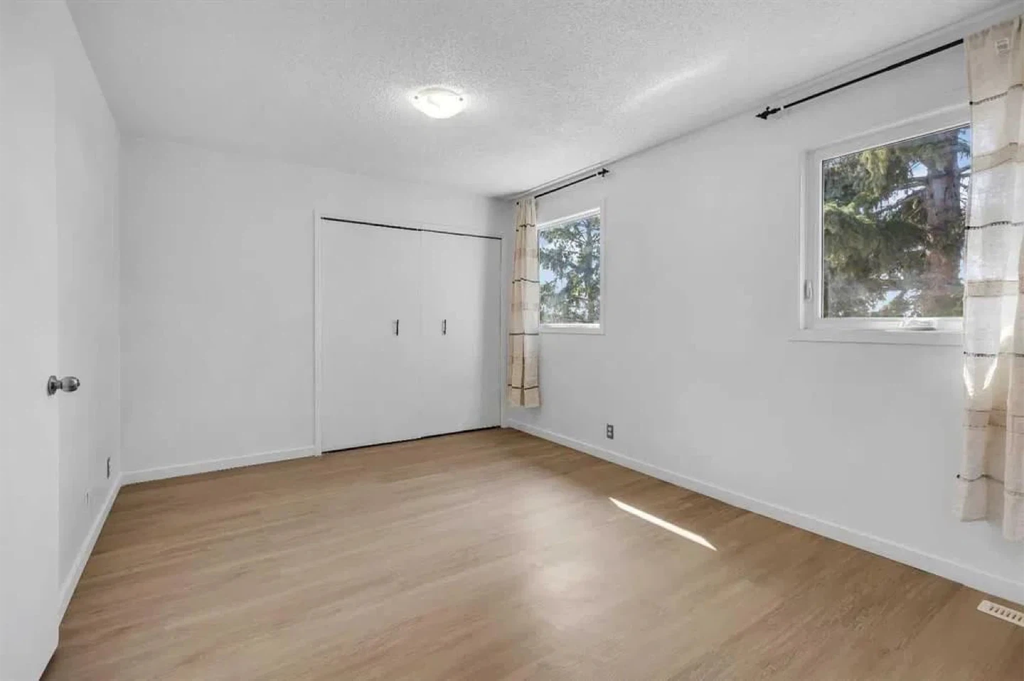 4 bedroom, 2 washroom Recently Renovated HOUSE Whitehorn NE - photo 5