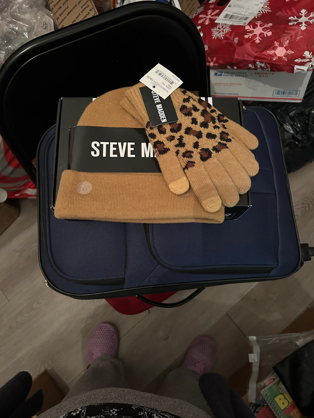 New Steve Madden Beanie & EZ Tap Glove Set