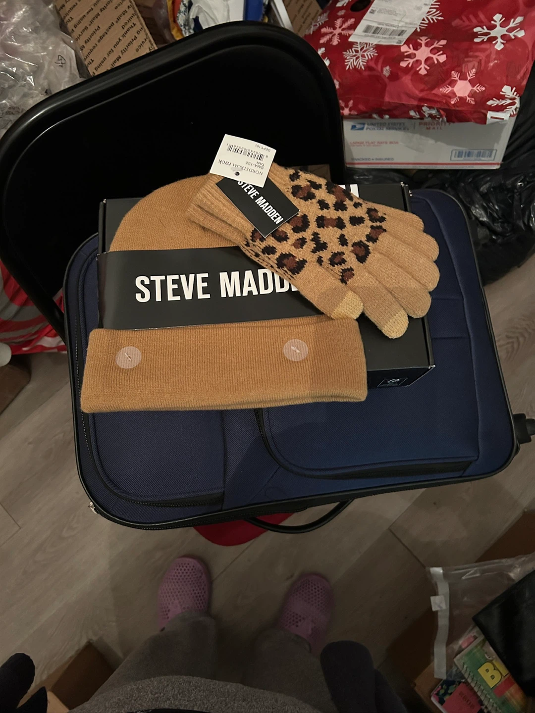 New Steve Madden Beanie & EZ Tap Glove Set - photo 2
