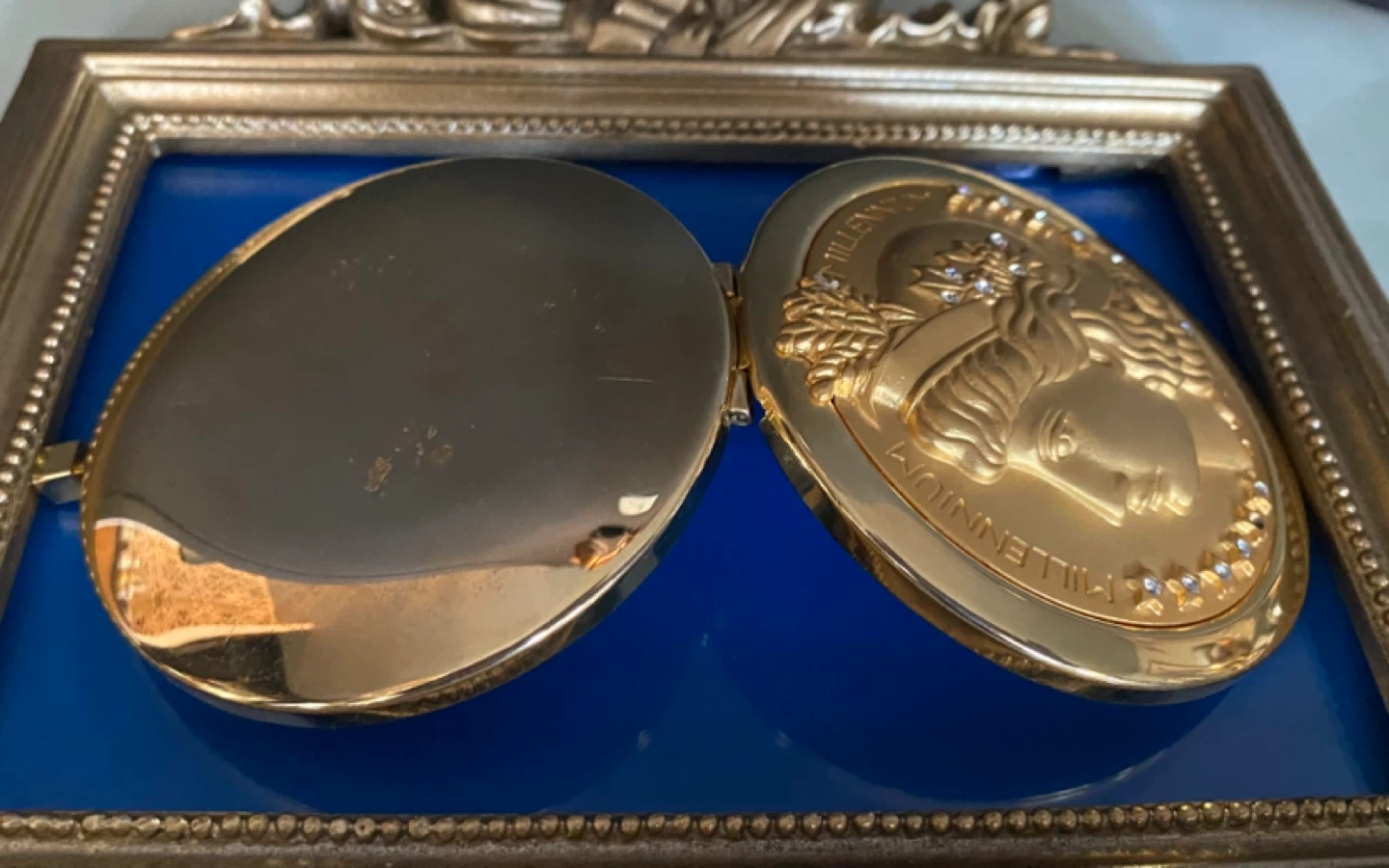 Estee Lauder Millennium 2000 Gold Compact - photo 3