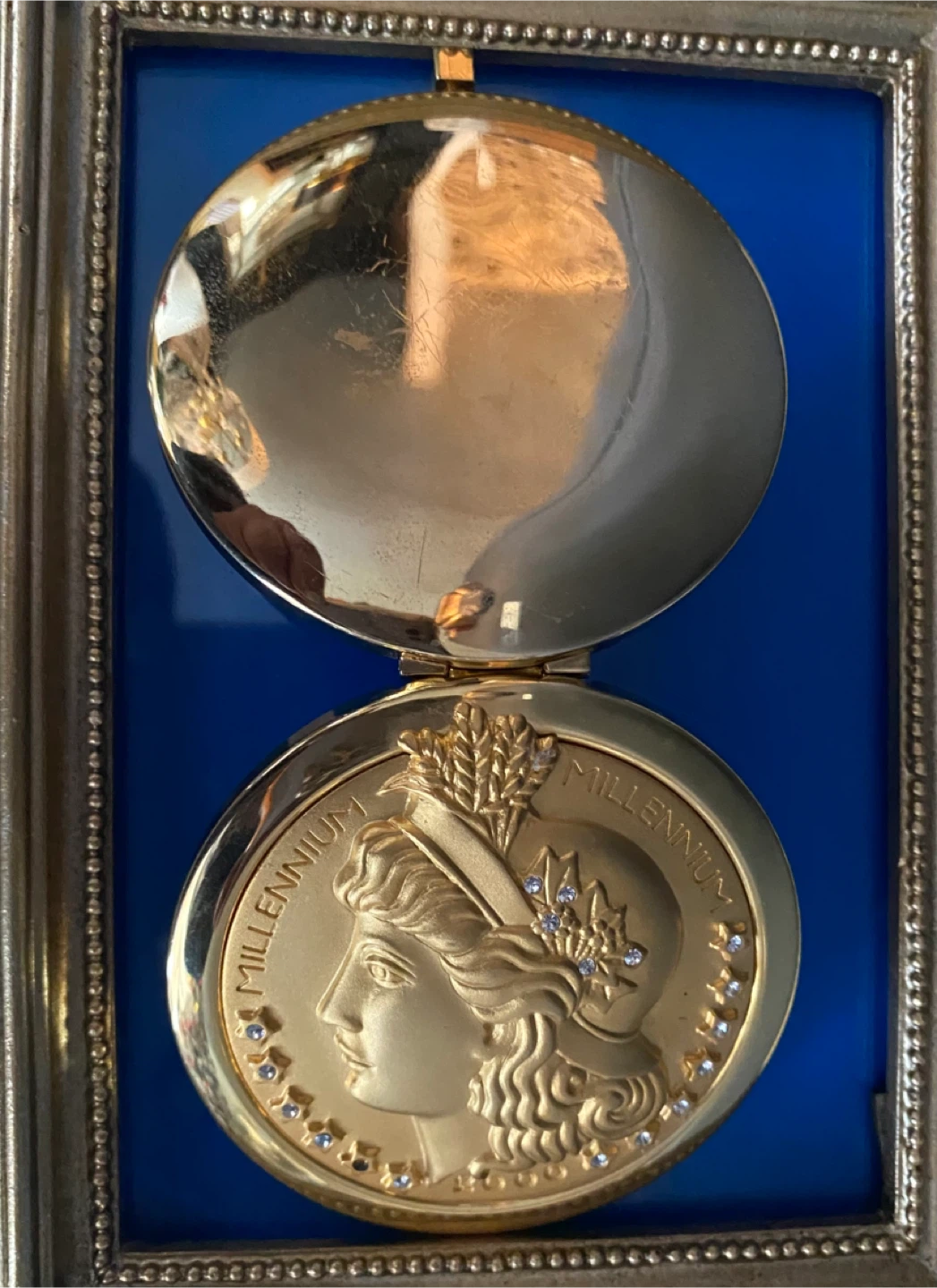 Estee Lauder Millennium 2000 Gold Compact - photo 2