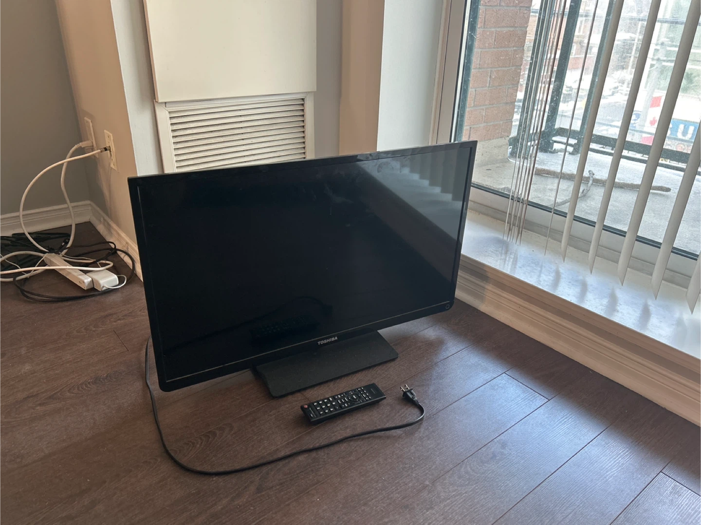 Toshiba 32” LED TV with remote - photo 2