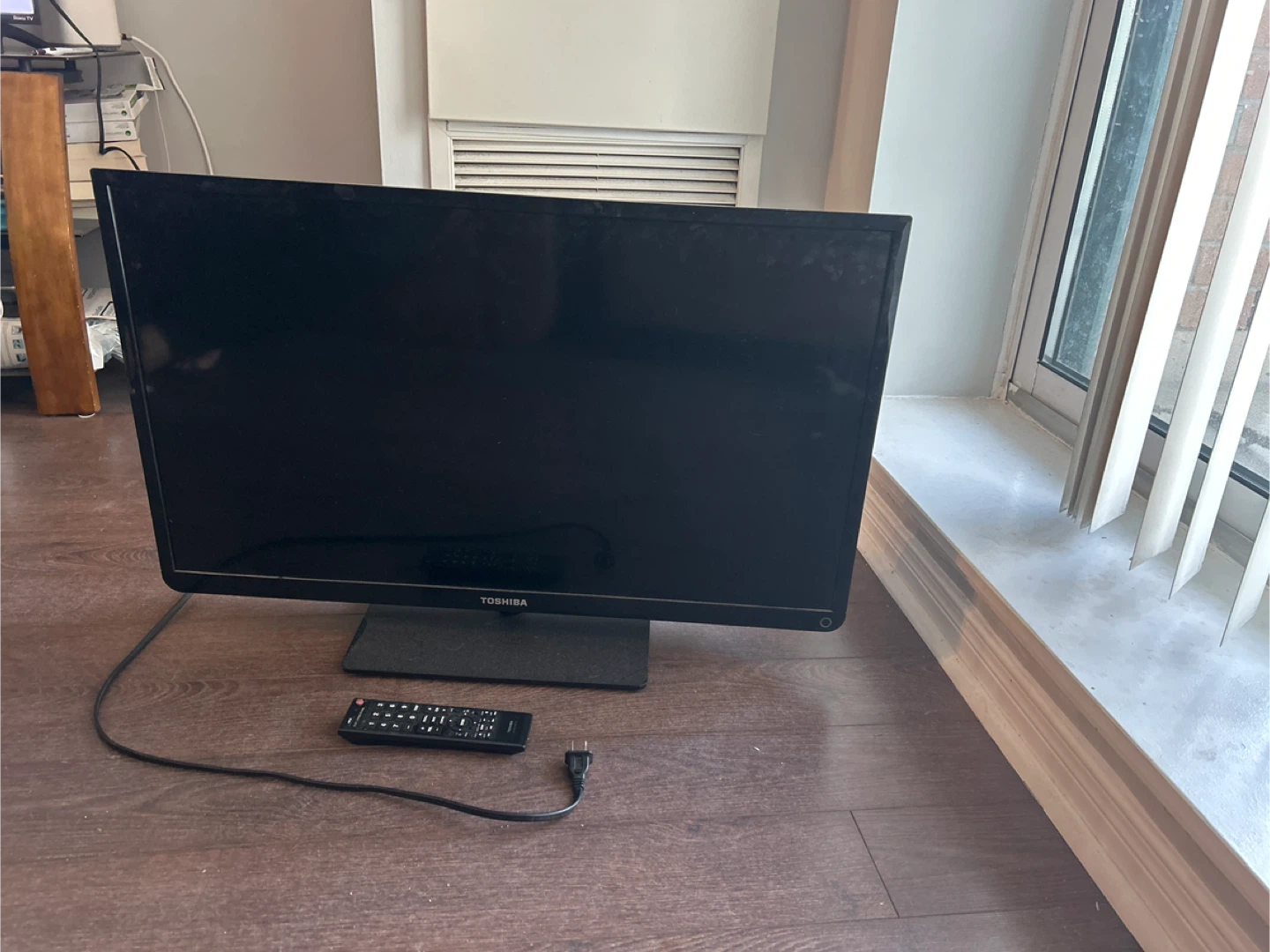 Toshiba 32” LED TV with remote - photo 3