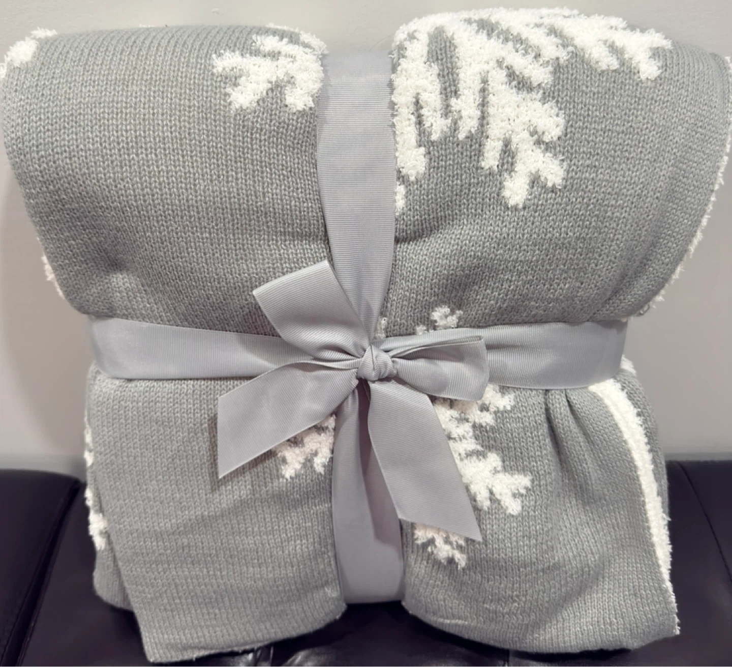 Blue and white Decorative Pillows (set of 3) and a throw - photo 2