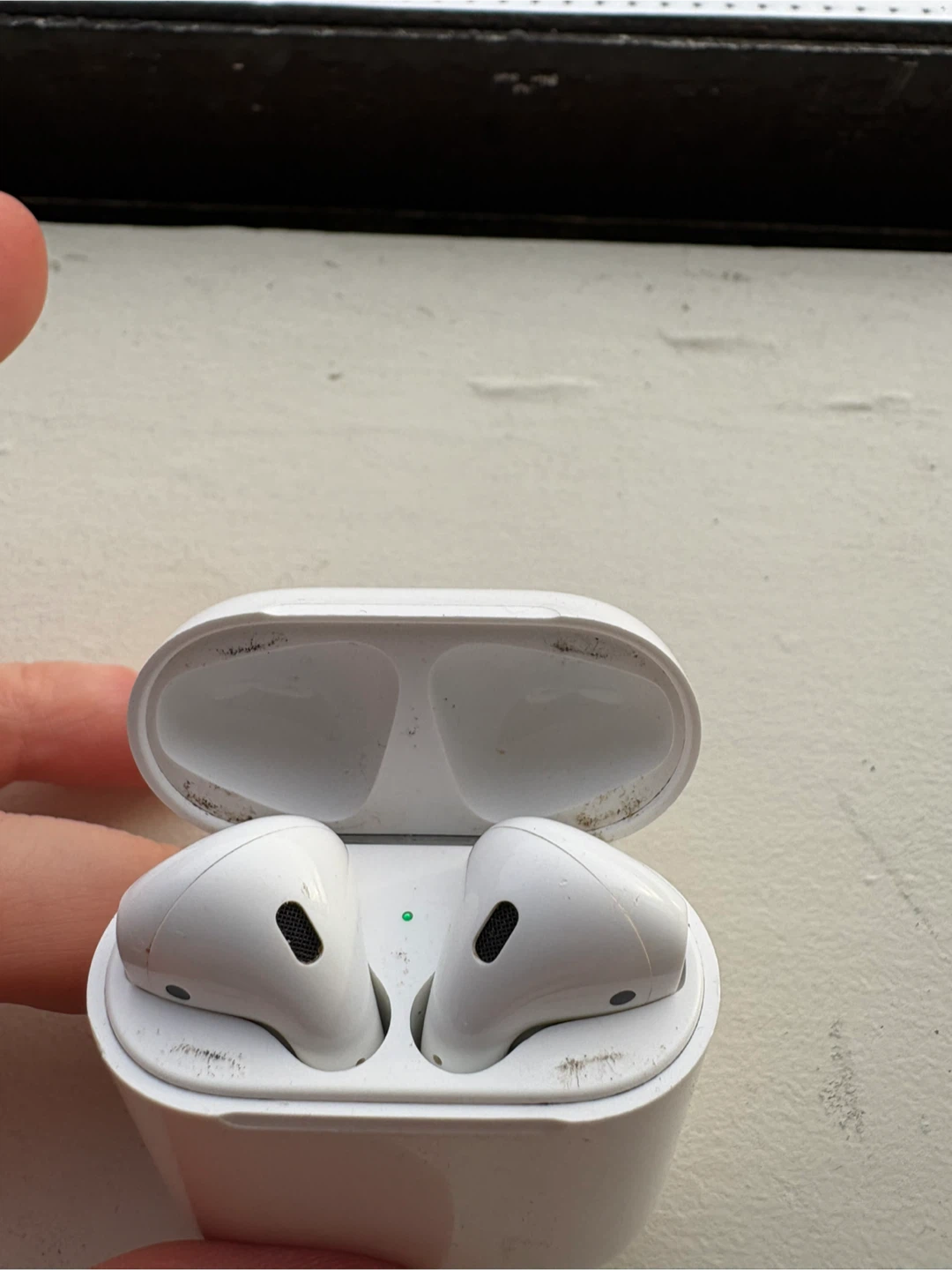 Apple AirPods 2nd Generation - White - photo 3