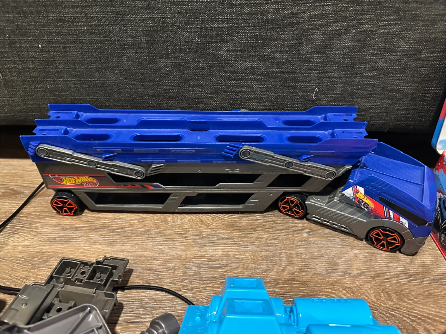 Hot Wheels Car Lot with Track Pieces - photo 3
