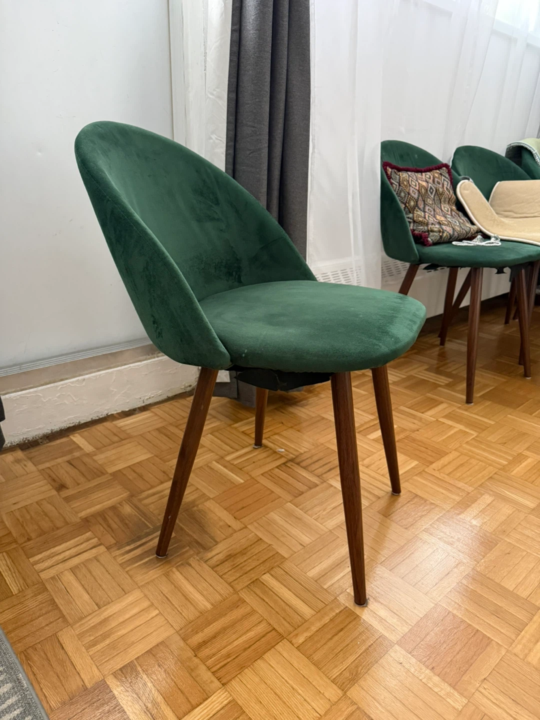 Glass Dining table with 4 Green velvet dining chairs - photo 4