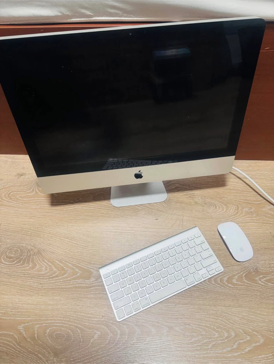 Apple iMac 21.5-inch (Mid 2011) with Keyboard & Mouse