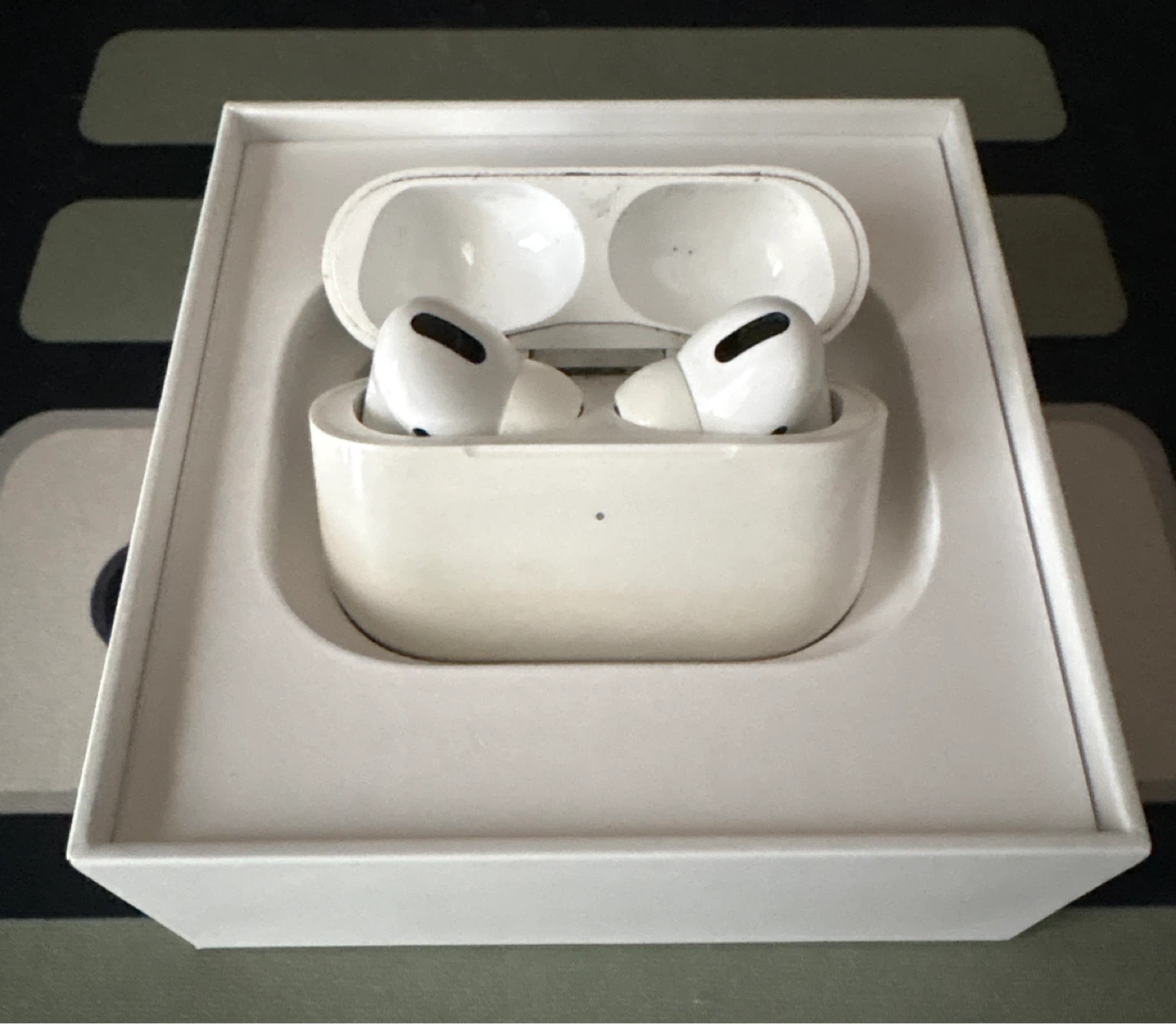 Apple AirPods Pro (1st generation) with wireless charging case - photo 2